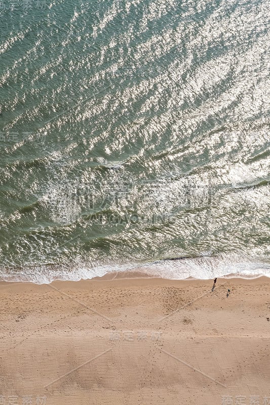 海滩顶视图与绿松石海水