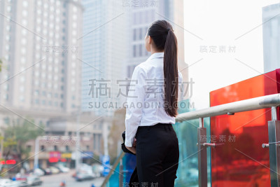 穿着白衬衫的漂亮女孩，职业女性