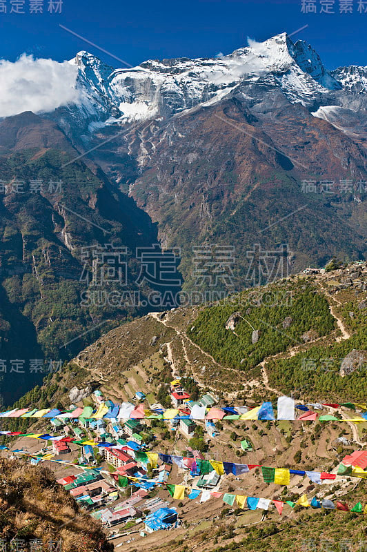 尼泊尔喜马拉雅地区纳姆切集市上飘扬的经幡