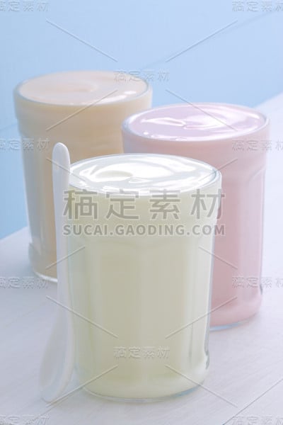 新鲜的各种酸奶