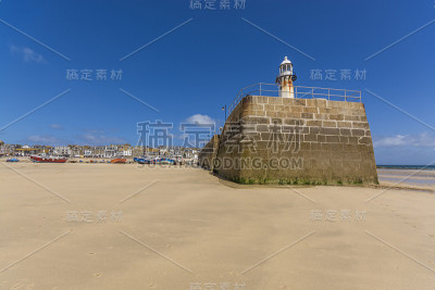 防波堤和灯塔的历史港口在圣艾夫斯康沃尔