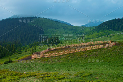 用木栅栏围成的羊圈