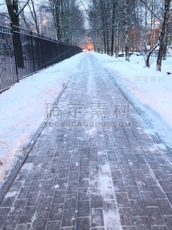 公园里积雪覆盖的人行道