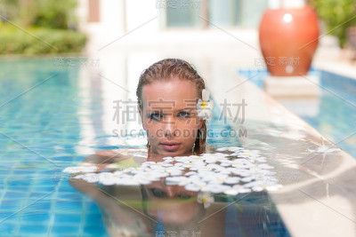 一个女模特的脸在池子里有白色的水花