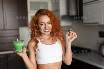 爱玩冰沙的女人