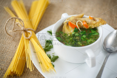 意大利面鸡汤