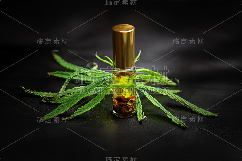 大麻油产品和大麻叶放置在黑暗的背景，医学概念，替代医学，CBD油，制药和治疗行业。