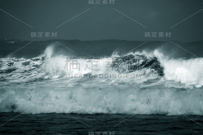 大浪拍打着海岸。印度洋