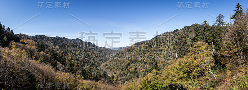 山的颜色。