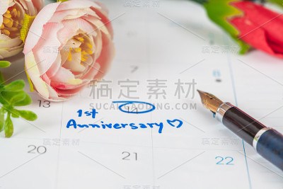 字周年庆典计划在日历上与花和笔