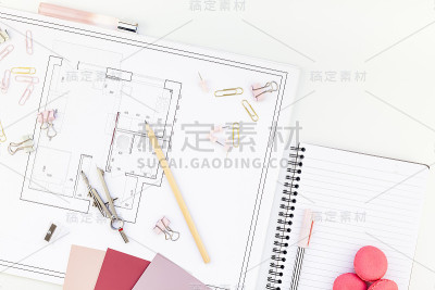 室内设计师桌子工作场所与房子的计划