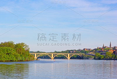 美国华盛顿特区基桥和波托马克河。
