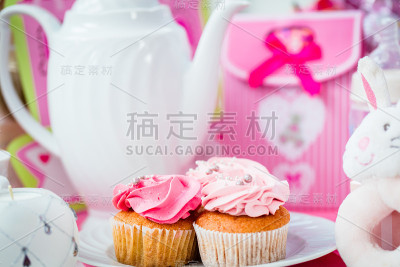 宝宝派对上有咖啡和蛋糕