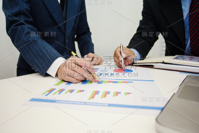 两个商人就商业、金融和投资问题开会。