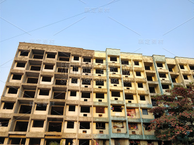 陈旧的工业建筑被毁