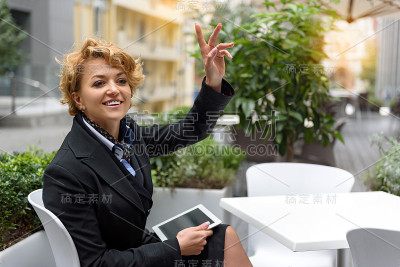 快乐的女商人在餐厅开会