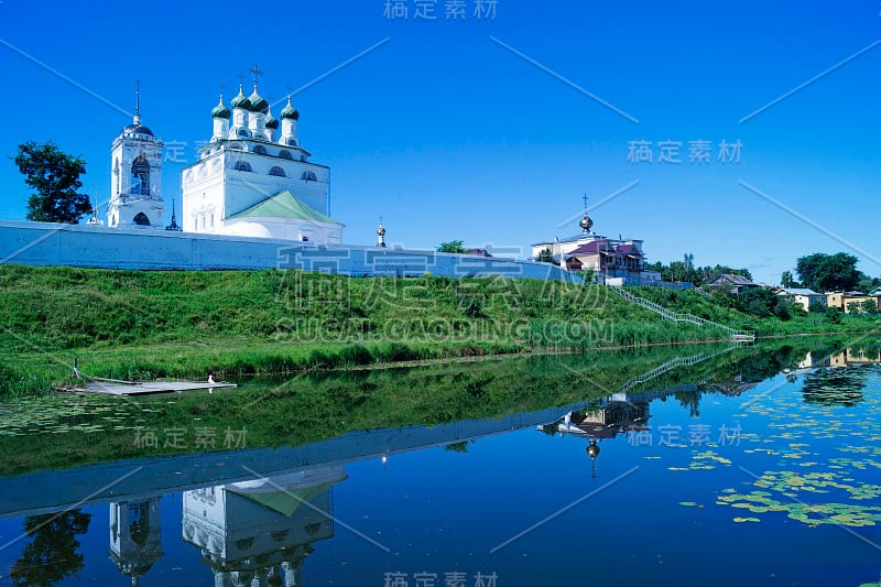 乡村景观与河畔寺庙