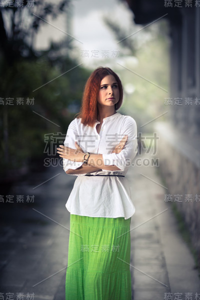 户外美女的肖像
