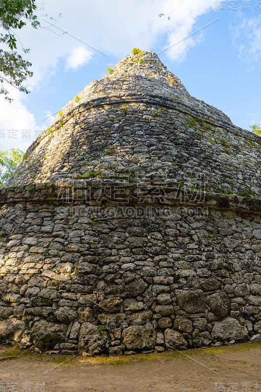 位于科巴的玛雅天文台(科巴天文天文台)。考古遗址中的古建筑。旅行的照片。墨西哥。尤卡坦半岛。