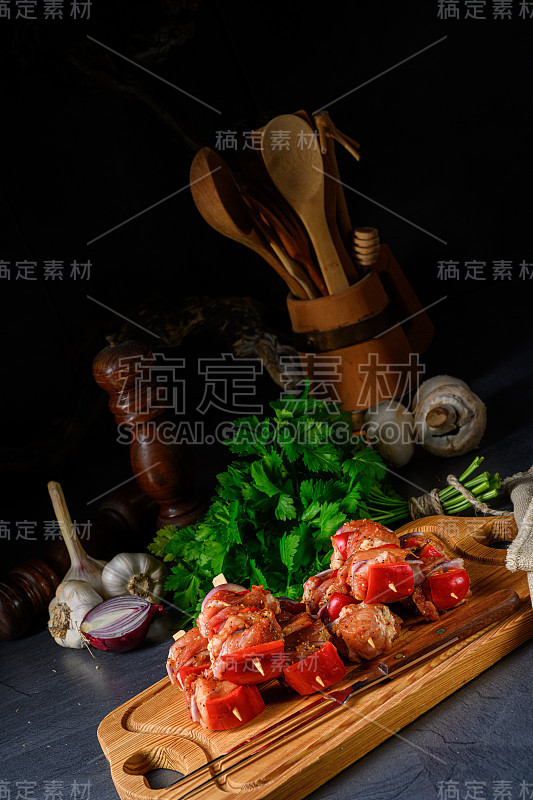 生羊肉串配各种蔬菜