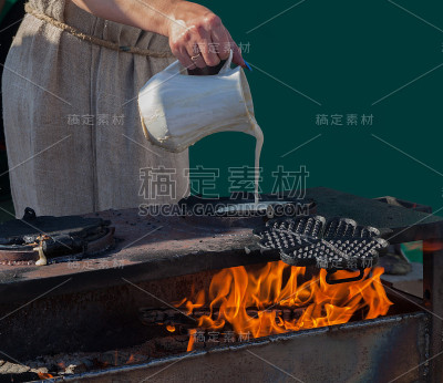 女人做煎饼。