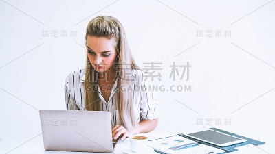 金发商务女性在现代办公室工作。经营理念。