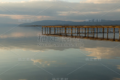 平静的湖面上的码头