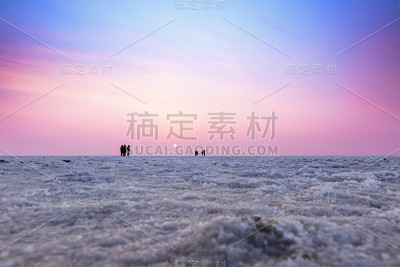 古吉拉特邦库奇的大兰恩的彩色日落景观剪影