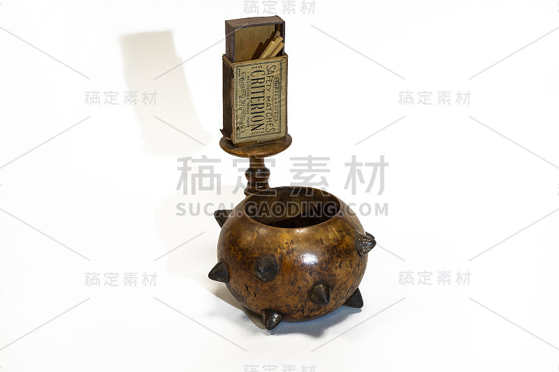 架子上放着一盒旧苏联火柴和一个狼牙棒形状的烟灰缸。