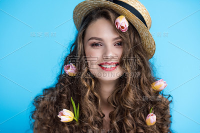 戴长檐帽的妇女，长长的卷发上插着鲜花