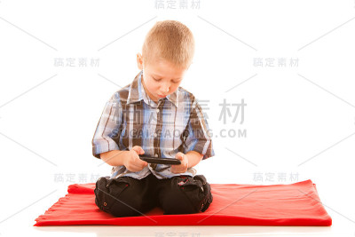 小男孩在智能手机上玩游戏
