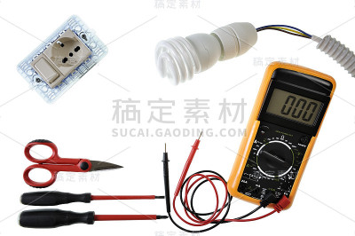 从上面靠近电气装置的工作工具和组件，隔离在白色背景上