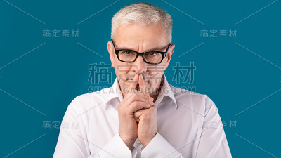 深蓝色背景上沉思的高级男子肖像
