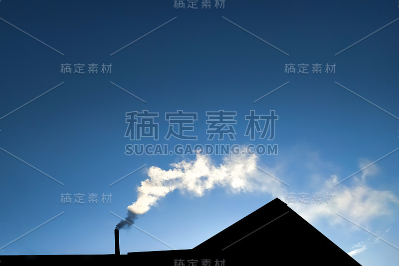 蓝蓝的天空映衬着一幢房子的烟囱冒出的烟