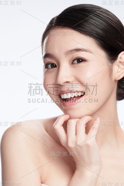 年轻女性化妆
