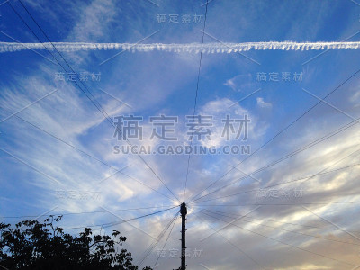电线杆和飞机轨迹Cloudscape