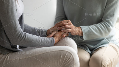 成年母亲和女儿在亲密的时刻牵手