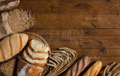在木桌上摆放各种面包制品。