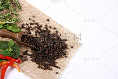 磨前的黑胡椒或胡椒籽