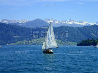 在卢塞恩湖上航行