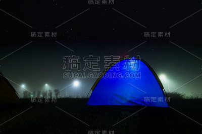 有星星和雾的夜晚蓝色帐篷。