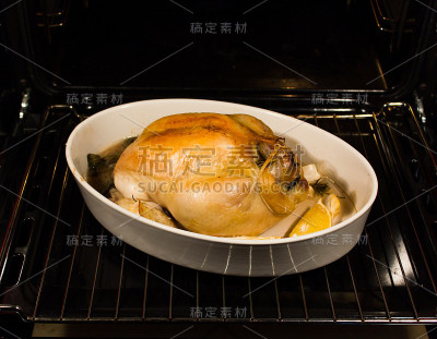 烤箱里煮的鸡