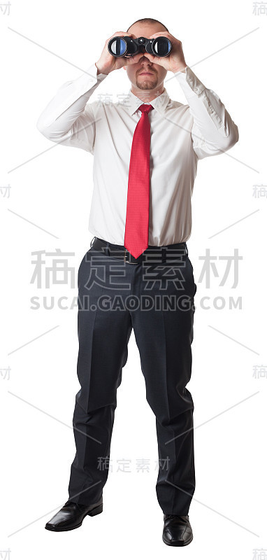 男人用双筒望远镜