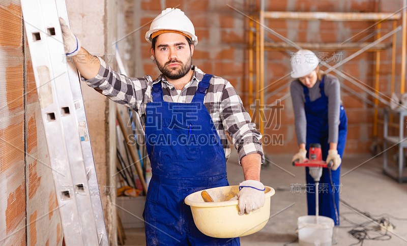 在小屋中完成工作的建设者的肖像