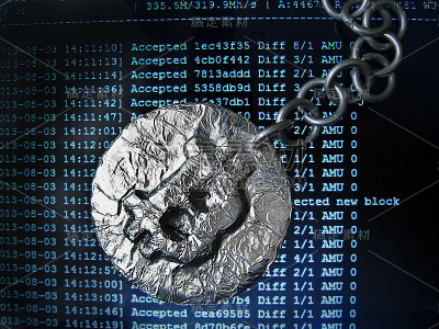 比特币链。通过金属链连接的加密货币真币在采矿电脑屏幕上显示