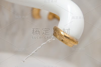 白色和金色浴缸水龙头