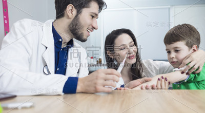 小男孩接种疫苗