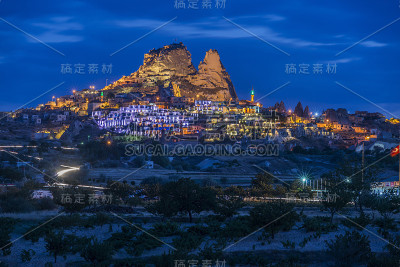卡帕多西亚戈雷米山谷精灵烟囱的晨光