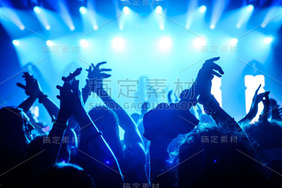观众在音乐会中举起双手