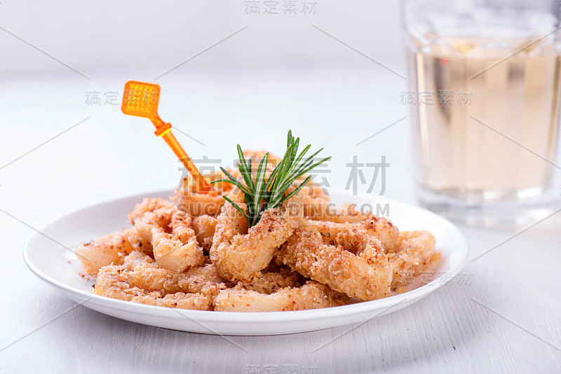 油炸鱿鱼圈与柠檬，香草和香料